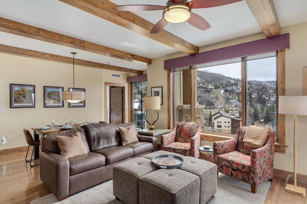 uma sala de estar com um sofá e uma mesa em Edgemont 2602 - Luxury Ski-in Ski-out Condo em Steamboat Springs
