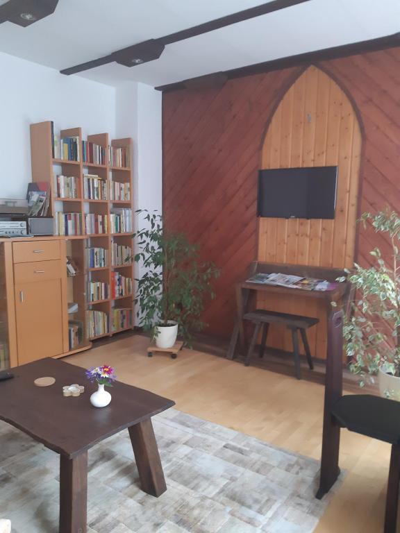 a living room with a table and a desk at Ferienwohnung Weiß in Aue
