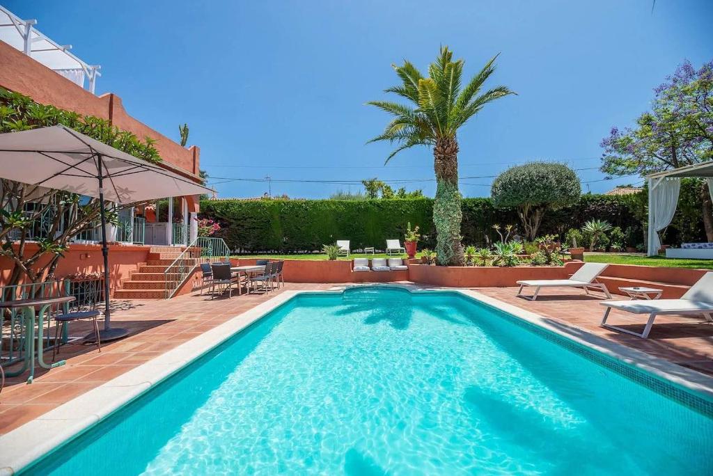 una piscina en un patio con una casa en Villa Tiphareth, en Marbella