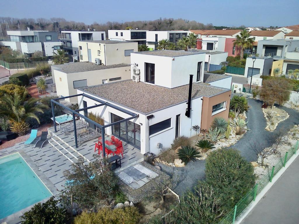 une vue aérienne d'une maison avec piscine dans l'établissement Villa / Maison indépendante 150m de la plage avec jacuzzi et piscine chauffée à Saint Cyprien plage, à Saint-Cyprien