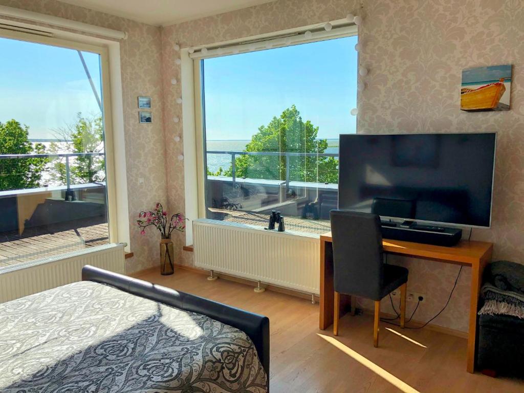 TV a/nebo společenská místnost v ubytování Sunset Dream Apartment with a panoramic seaview