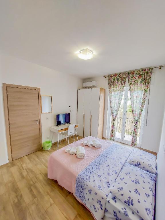 Metro Guest House - Double Room With Balcony (3 Adults)