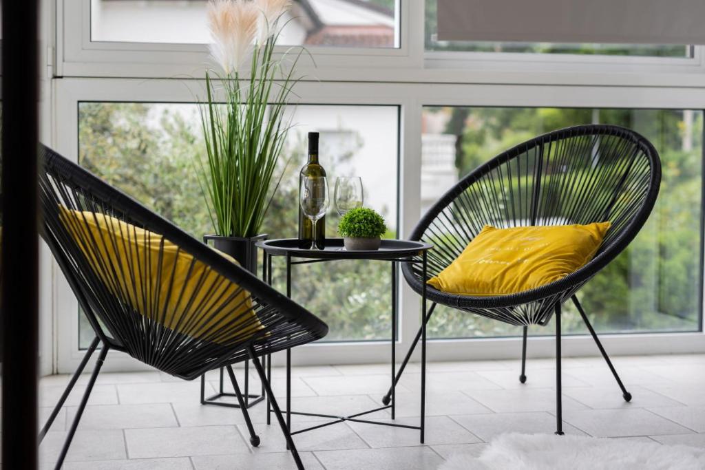 Posedenie v ubytovaní Villa Adriatic, Apartment Chiara with swimming pool, children playground and gameing room for adult