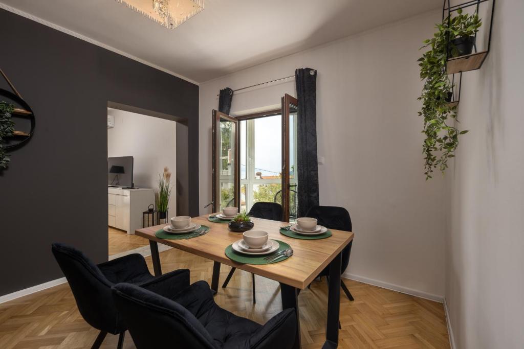Televízia a/alebo spoločenská miestnosť v ubytovaní Villa Adriatic, Apartment Chiara with swimming pool, children playground and gameing room for adult
