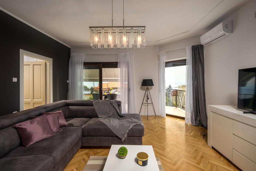 Posedenie v ubytovaní Villa Adriatic, Apartment Chiara with swimming pool, children playground and gameing room for adult