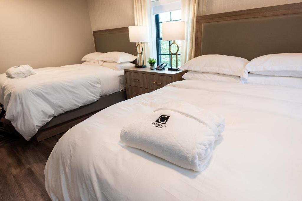 Postel nebo postele na pokoji v ubytování The Glenerin Inn