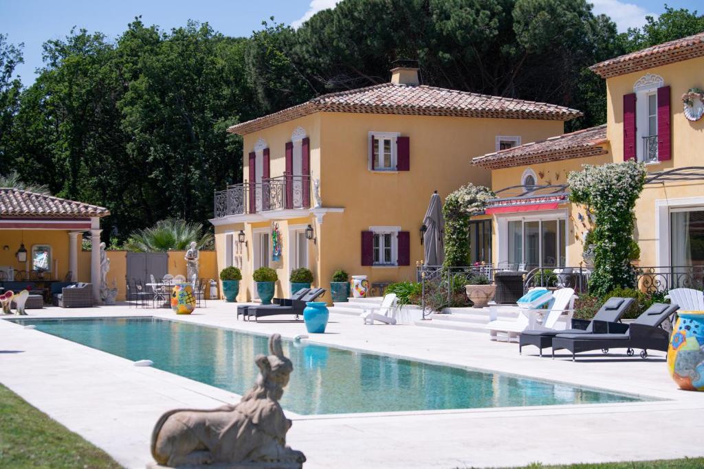 une villa avec une piscine et une maison dans l'établissement Villa Florentina - 550m2, 5 Chambres - Golfe De Saint-Tropez, à Grimaud
