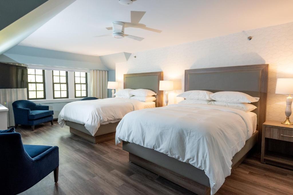 
Traditional Queen Room
