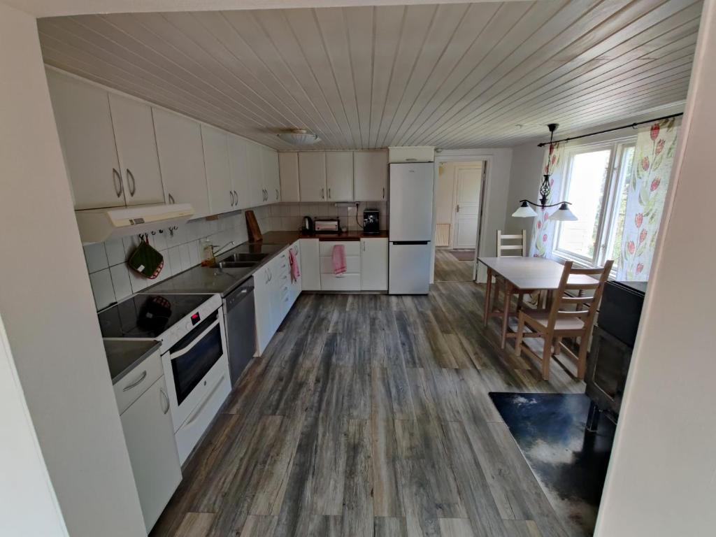Kuchyň nebo kuchyňský kout v ubytování Ferienhaus in Lönneberga