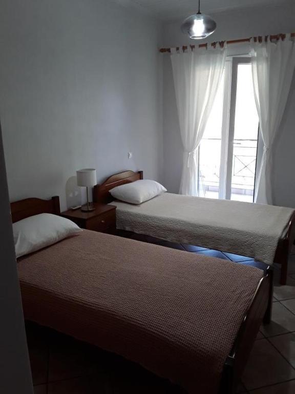 Postel nebo postele na pokoji v ubytování Theros Apartment