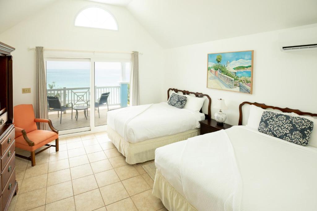薩默塞特的住宿－Willowbank Resort，酒店客房设有两张床和一个阳台。
