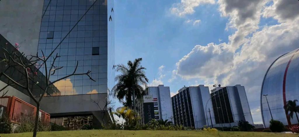 a view of a city with tall buildings at CULLINAN Brasilia flat particular em Hotel junto ao Shopping - SEM CAFE in Brasília