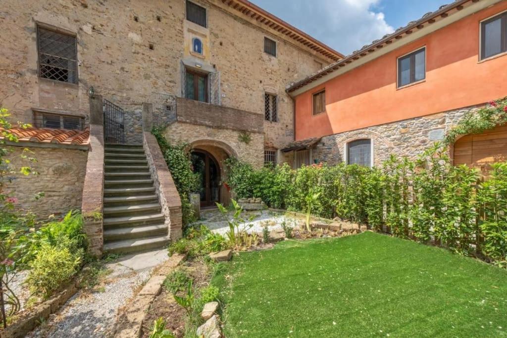 an external view of a building with a yard at Uno spazio di Relax in Toscana in Buti