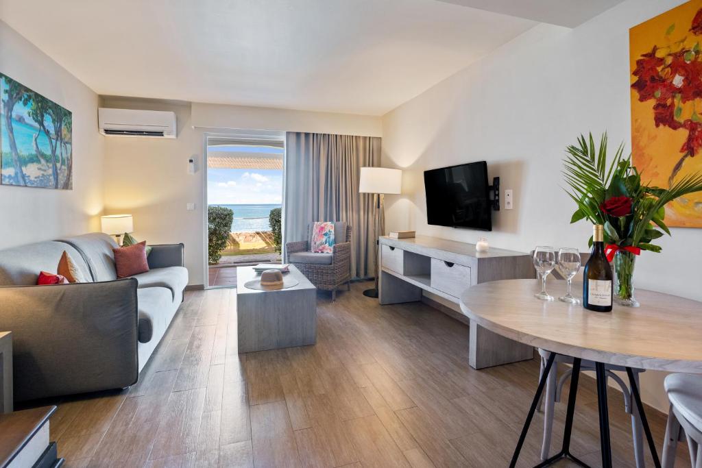 TV a/nebo společenská místnost v ubytování Grand Case Beach Club