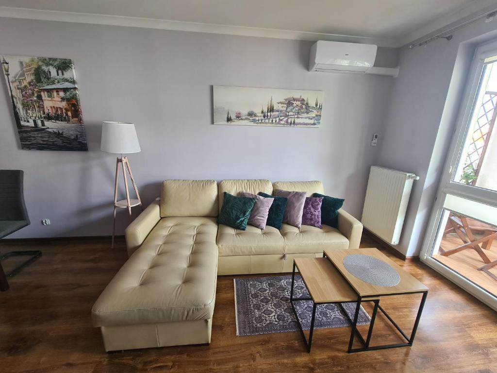 ein Wohnzimmer mit einem Sofa und einem Tisch in der Unterkunft Zatrzymaj się w Toruniu in Toruń