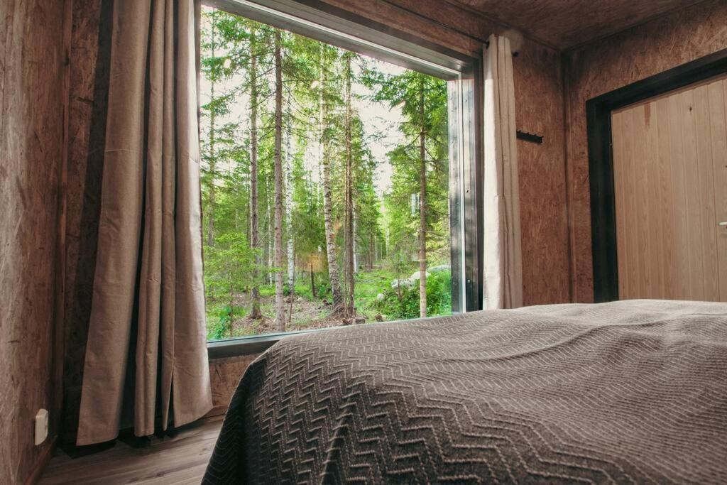 una camera con un letto e una grande finestra di Venejoen Piilo - Lato a Kontiolahti