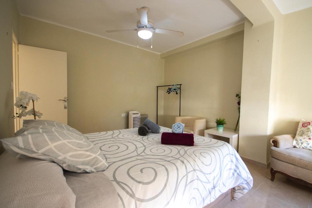 um quarto com uma cama e uma ventoinha de tecto em Apartamento La Traiña em Torre del Mar