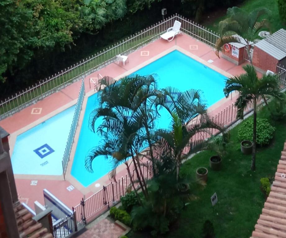 una vista aérea de una gran piscina con palmeras en Habitación privada sector Pilarica-Avenida 80, en Medellín