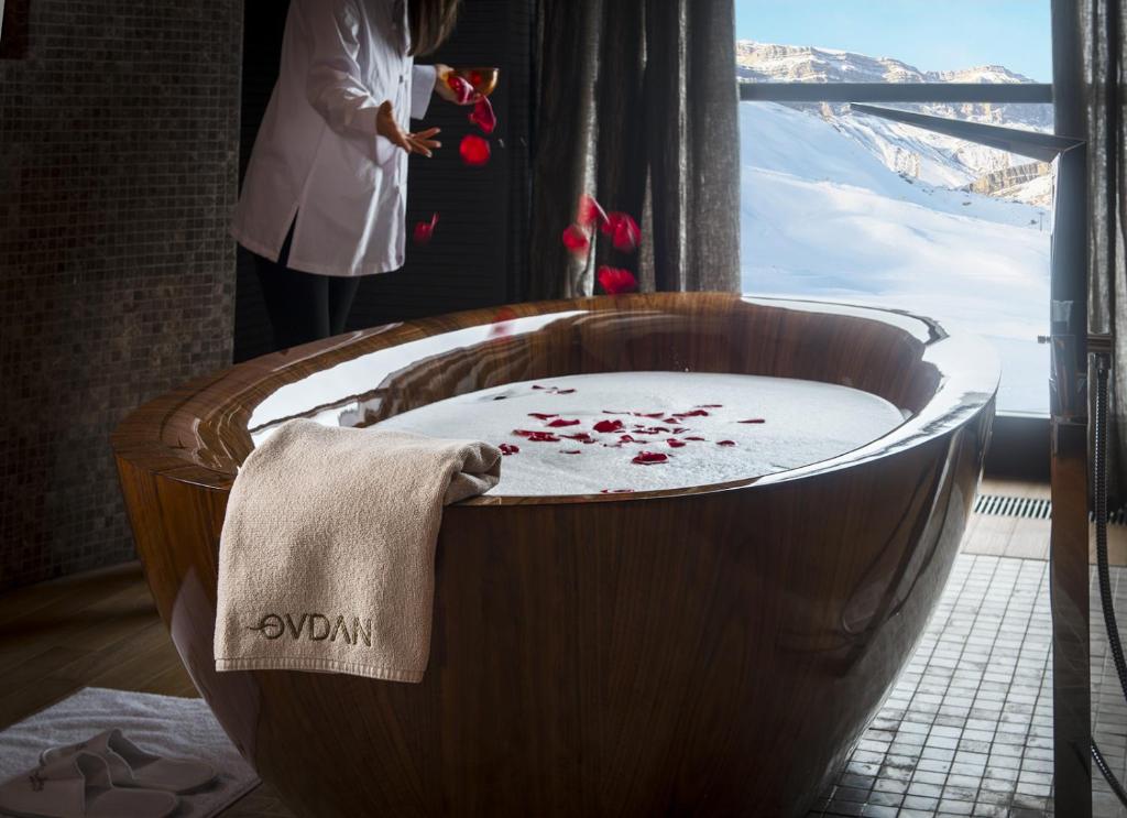 Postel nebo postele na pokoji v ubytování Shahdag Hotel & Spa