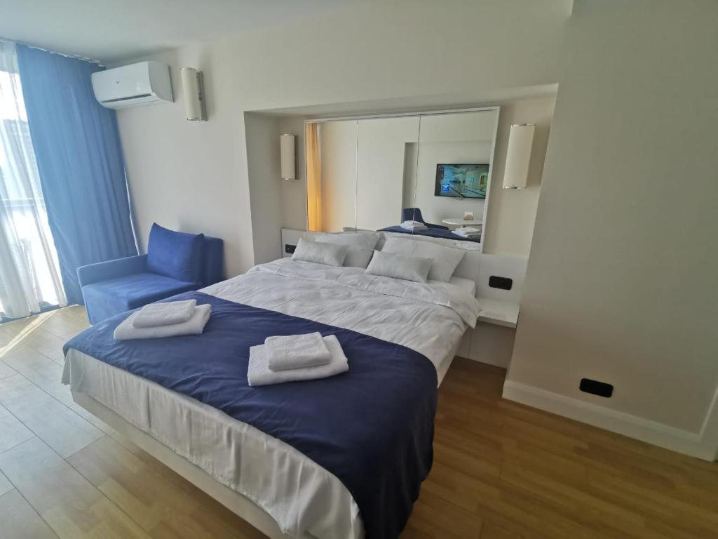 um quarto com uma cama grande com duas toalhas em OrbiRest in Batumi em Batumi