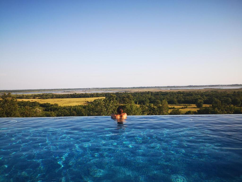 una persona en una piscina en el agua en Solana's View en Ulcinj