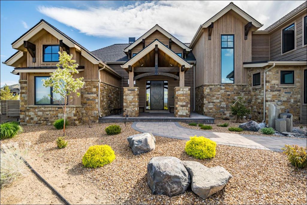 une maison avec des rochers devant elle dans l'établissement The Luxurious Ranch Life, à Powell Butte