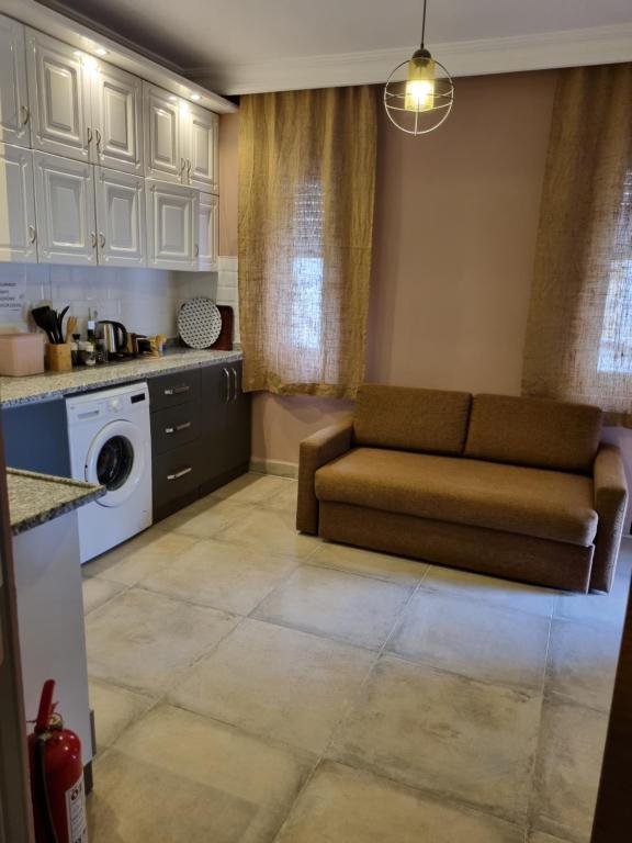 A kitchen or kitchenette at El Mundo Suites