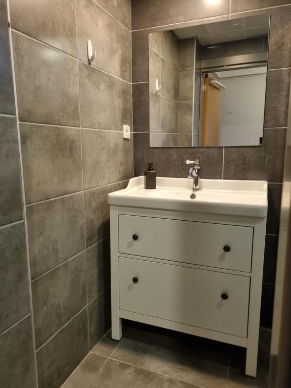 A bathroom at El Mundo Suites