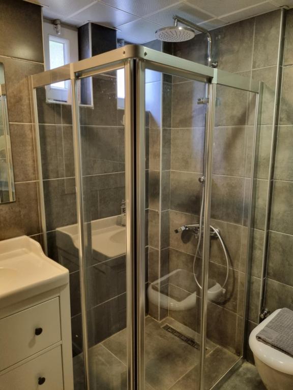 A bathroom at El Mundo Suites