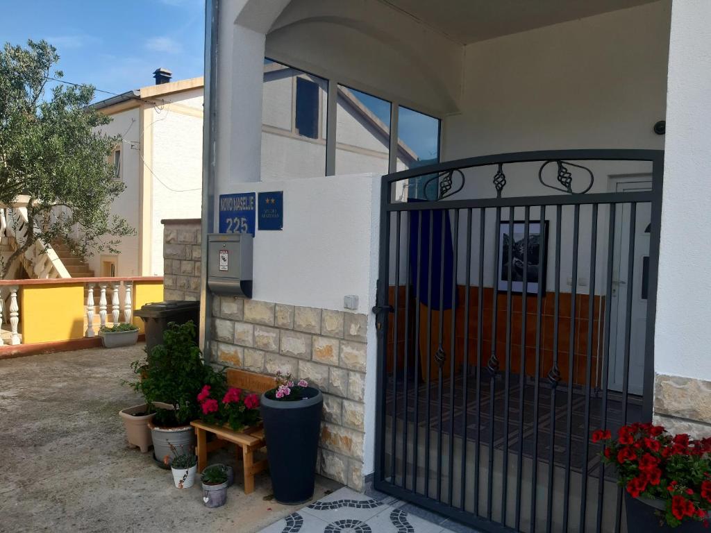una puerta a una casa con flores y plantas en Apartmani Jasmin, en Gornji Karin