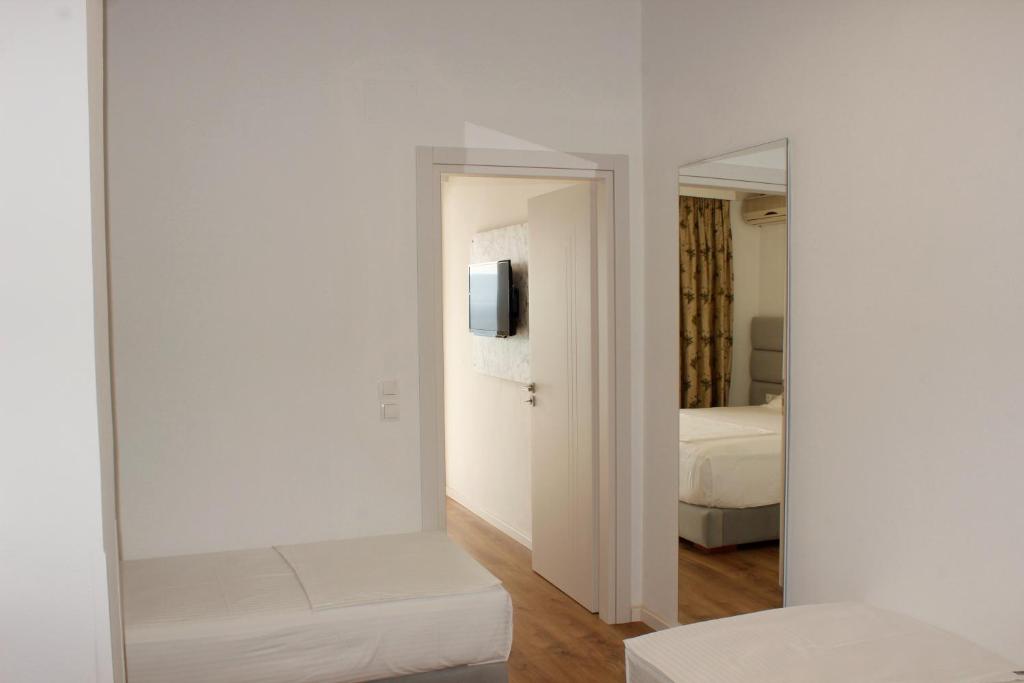 Postel nebo postele na pokoji v ubytování Murati Suites Sarandë