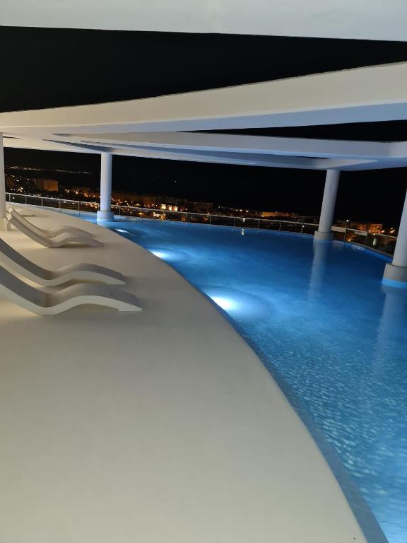 Bazén v ubytování Exceptional Apartment in Gran Canet 9th floor with sea view and private garage nebo v jeho okolí