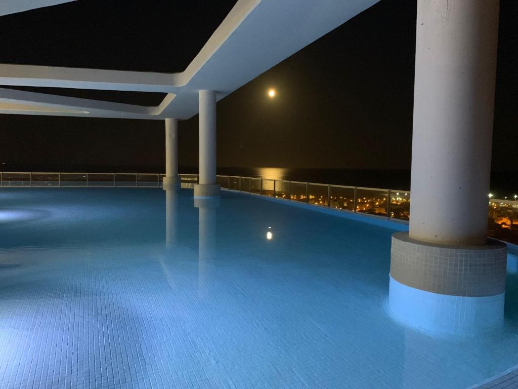 Bazén v ubytování Exceptional Apartment in Gran Canet 9th floor with sea view and private garage nebo v jeho okolí