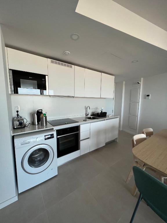 Kuchyň nebo kuchyňský kout v ubytování Exceptional Apartment in Gran Canet 9th floor with sea view and private garage
