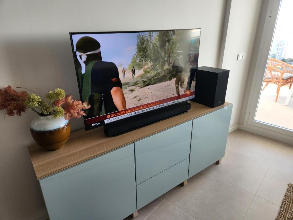 TV a/nebo společenská místnost v ubytování Exceptional Apartment in Gran Canet 9th floor with sea view and private garage