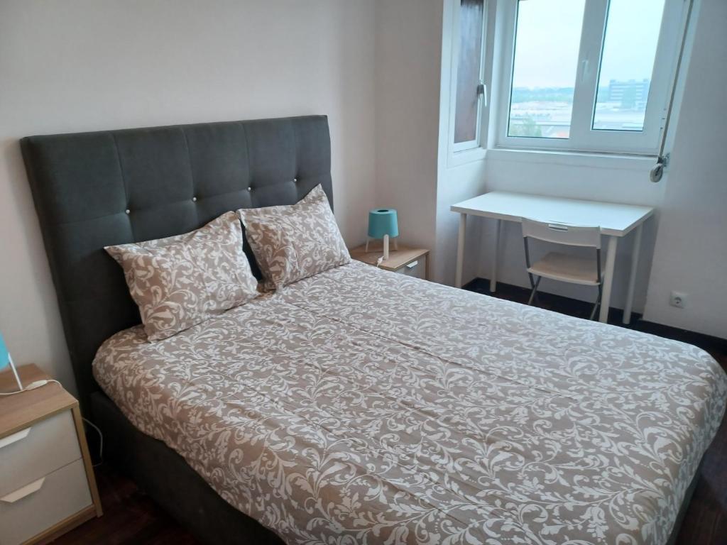 1 dormitorio con cama, escritorio y ventana en Oporto Sea Rooms en Oporto