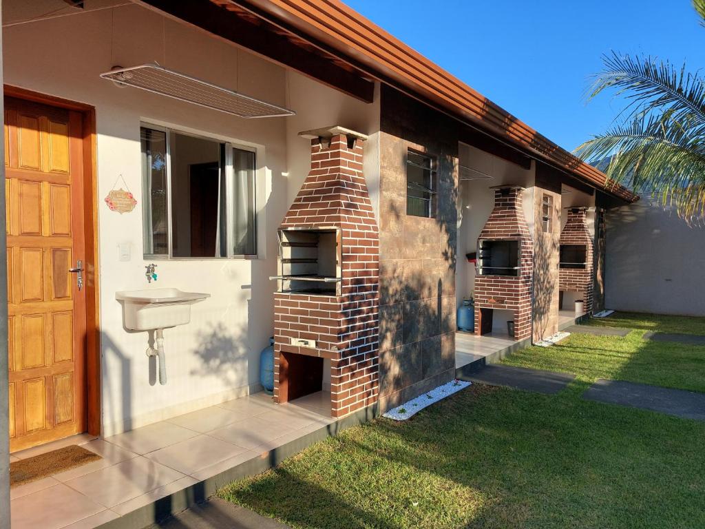 a house with a sink on the side of it at Recanto Bela Vista in Peruíbe