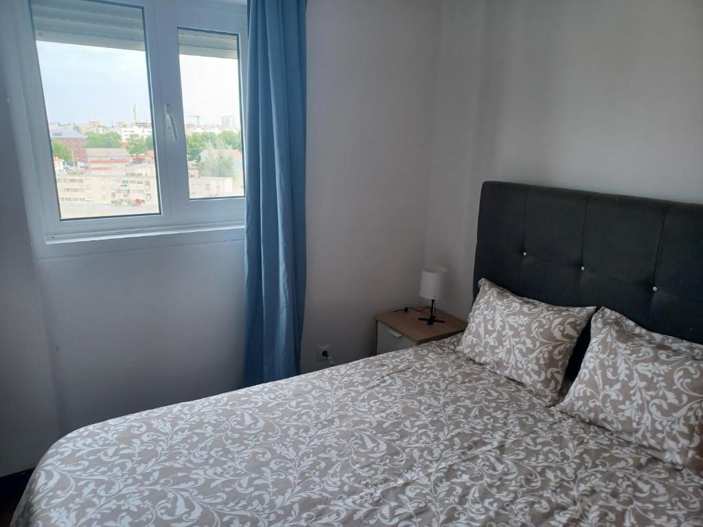 Postel nebo postele na pokoji v ubytování Oporto Sea Rooms
