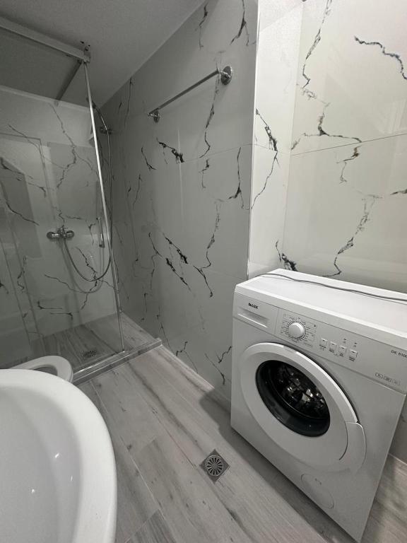 Petrit Apartments - Image 3