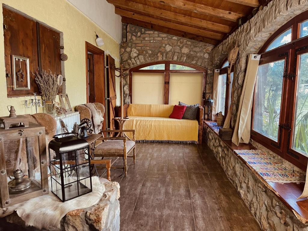 ein Wohnzimmer mit einem Sofa und einem Bett in einem Zimmer in der Unterkunft Village house Velimirović in Danilovgrad