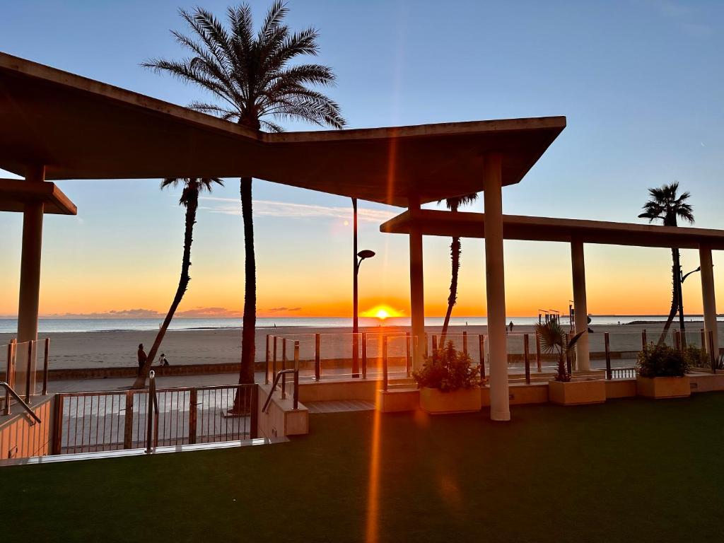 Blick auf den Strand bei Sonnenuntergang von einem Resort in der Unterkunft Reinapart Patacona Beach 36 in Valencia