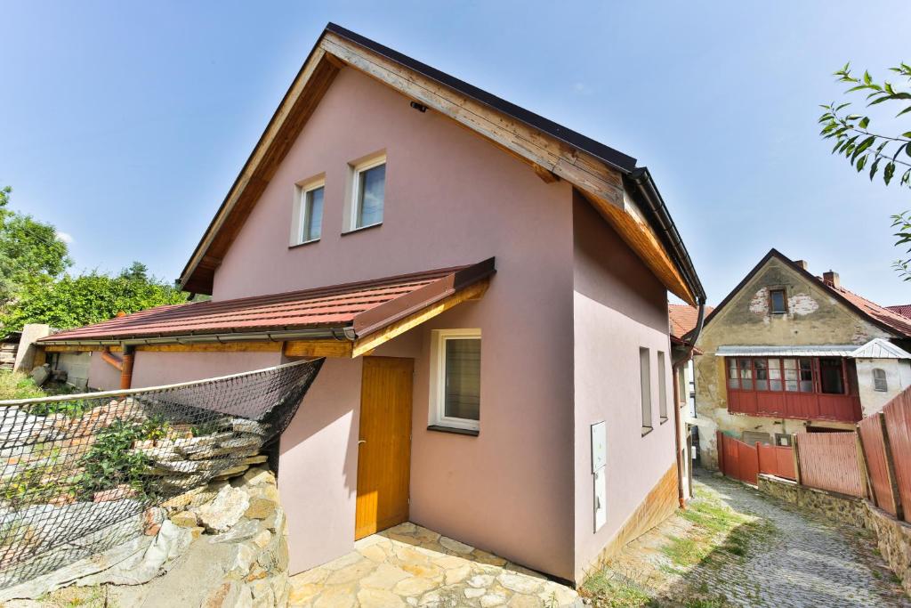 uma casa com um vermelho e branco em Domek v Růžovce em Ledec nad Sázavou