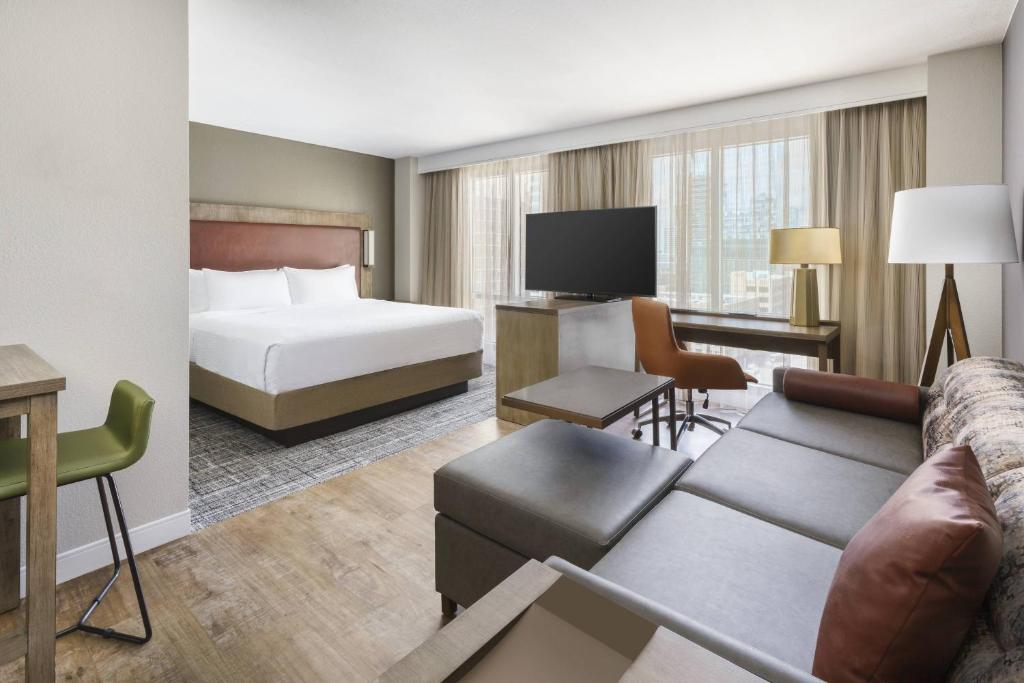ein Hotelzimmer mit einem Bett und einem Sofa in der Unterkunft Residence Inn Austin Downtown / Convention Center in Austin