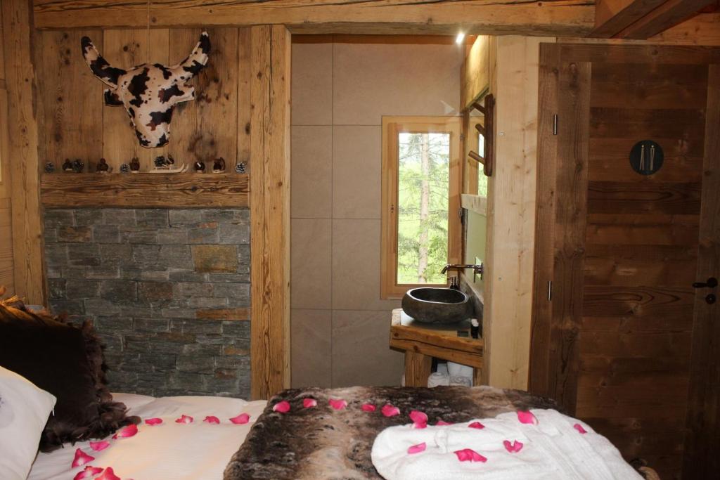 Postel nebo postele na pokoji v ubytování Les Écrins du Val de Mouthe, JURA