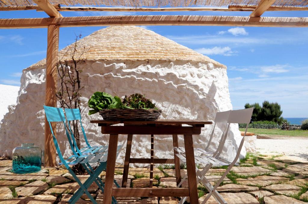 einen Tisch mit einem Korb mit Gemüse darauf in der Unterkunft I Trulli Sul Mare in Trani