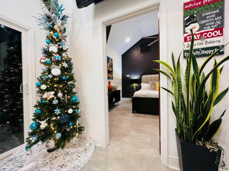 Un árbol de Navidad en una habitación con dormitorio en Fab lil home Central to all NOLA / near City Park en Nueva Orleans