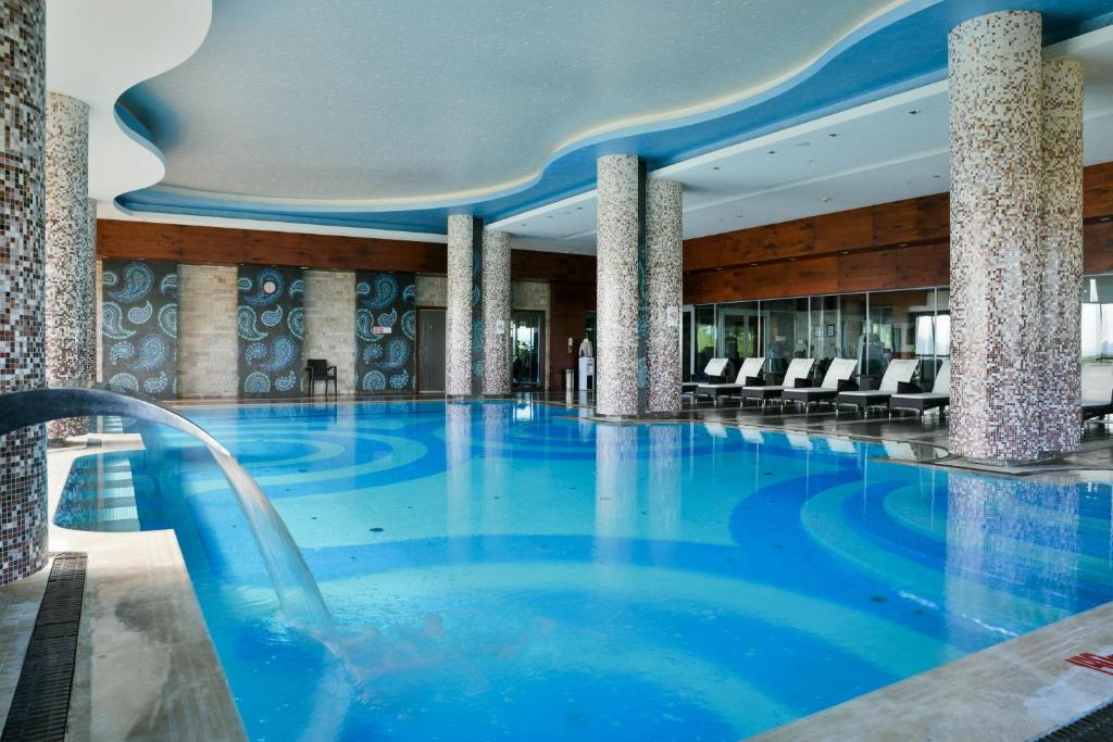 Bazén v ubytování Shahdag Hotel & Spa nebo v jeho okolí