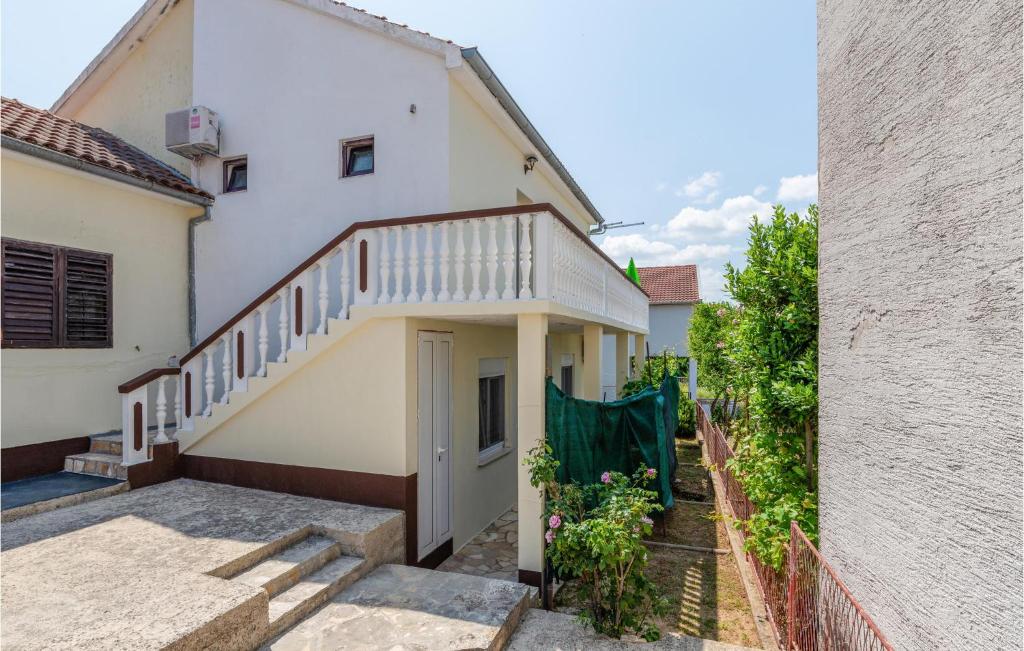 Stunning Apartment In Karin Gornji