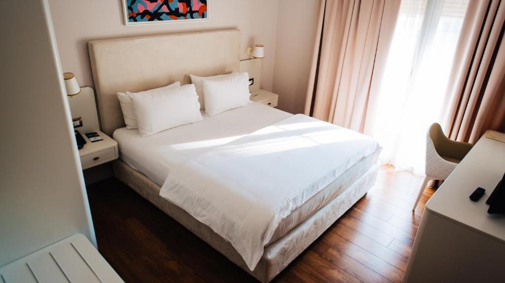 Una cama o camas en una habitación de Sar'Otel Boutique Hotel