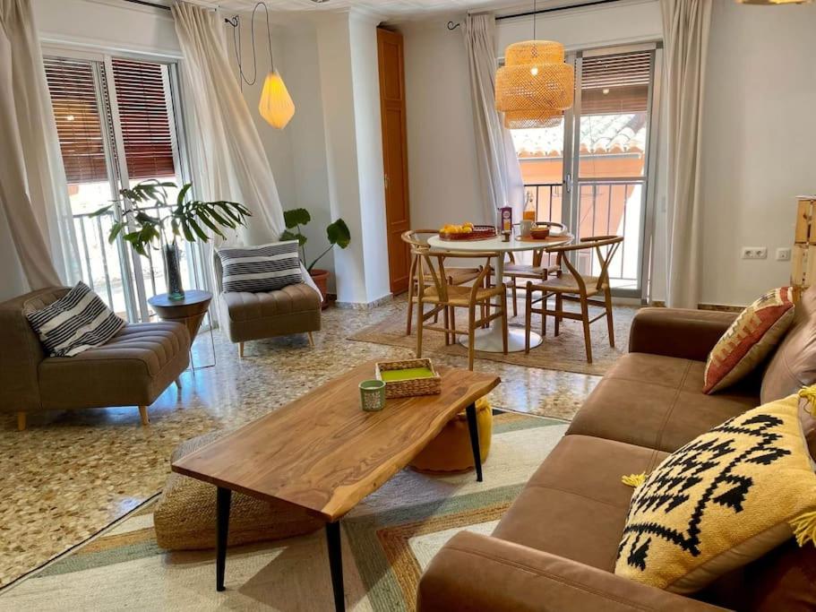 un salon avec un canapé et une table dans l'établissement Mountain Retreat with stunning terrace views, à Pedralba